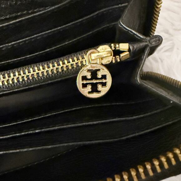 TORY BURCH | Amanda Continental Zip-around wallet Black Pebbled Leather Gold - Picture 9 of 12